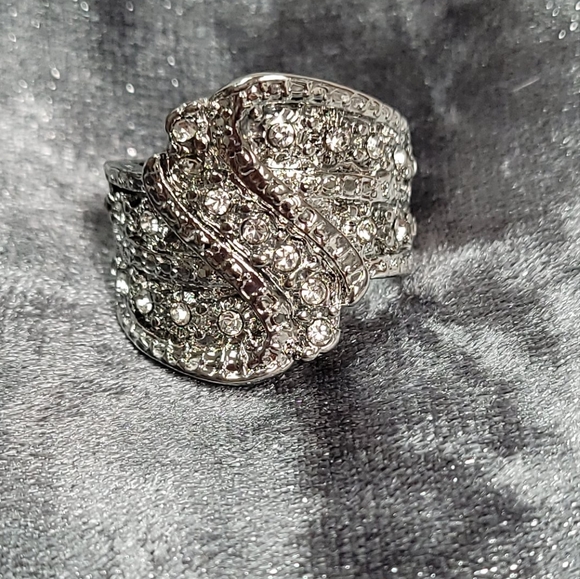 Classic sliver plated crystal Rhinestone Ring - Picture 5 of 5